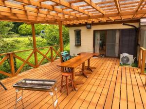 森に包まれる一棟貸し広々屋根付きウッドデッキでBBQを楽しむ那須の休日Cottage Nest