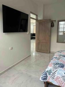 Comfortable spacious House near Av Primera and downtown