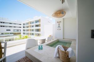 Beach, Sun and Private Picuzzi Near the Sea C35