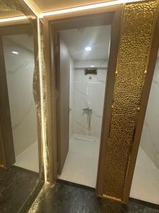 MM HOUSE - Metro Q1