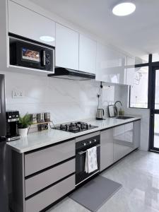 Hautevillas-2 Balconies- Swimming pool -Access to Rooftop view -20 minutes to JKIA -WESTLANDS