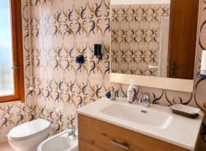 RESIDENZA LILLA - Spacious and charming Villa with patio and terrace, near the beach and train station with hourly trains to Rome - Lido delle Sirene, ANZIO