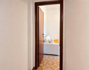 RESIDENZA LILLA - Spacious and charming Villa with patio and terrace, near the beach and train station with hourly trains to Rome - Lido delle Sirene, ANZIO
