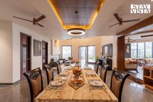 StayVista at Altiora Kasauli with Pool, Lawn