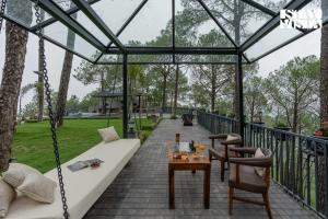 StayVista at Altiora Kasauli with Pool, Lawn