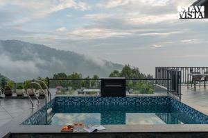 StayVista at Altiora Kasauli with Pool, Lawn