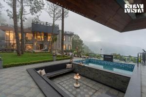 StayVista at Altiora Kasauli with Outdoor Pool & Lawn