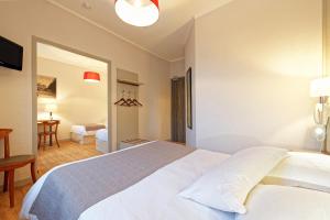 Hotels Logis Hotel Du Commerce : photos des chambres