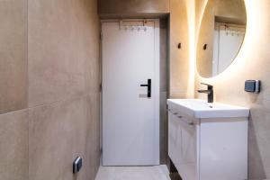 Jia Modern Studio with Balcony & Close to Monastiraki