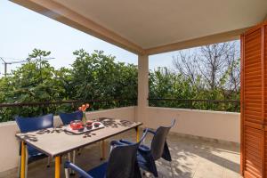 A 1 apt w shared pool and balcony near the beach
