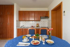 A 1 apt w shared pool and balcony near the beach