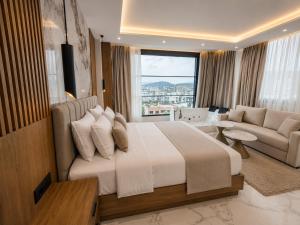 Rooftop panoramic jacuzzi room
