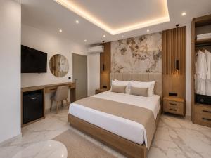 Rooftop panoramic jacuzzi room