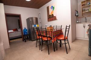 Spacious house with BBQ, patio & mountain views