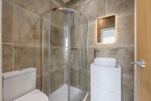 Luxury 6 BR Home with Cinema and Games Room, Sleeps 16, Ideal for Families & Groups