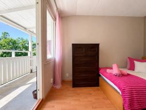3 Floor Villa With 6 Bedrooms For Workers Near Volvo