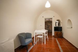 Authentic Santorini Home - Emporio Village by ΜΡS