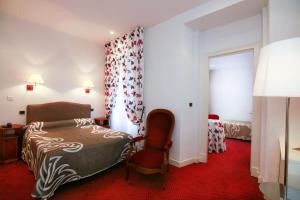 Hotels Hotel d'Etigny : Chambre Familiale