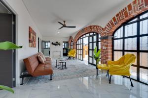 Stylish & Spacious Unit w Deck in Cuernavaca