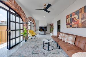 Stylish & Spacious Unit w Deck in Cuernavaca