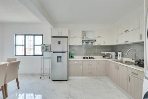 Stylish & Spacious Unit w Deck in Cuernavaca