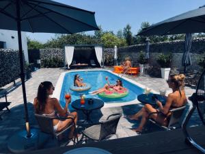 4 TREES Airport Resort Apartments and Rooms
