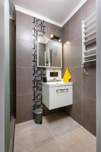 2BR Pop-Art Paradise with Terrace near Youth Hill by Flat Manаger