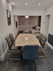 Modern 3BD House W SmartTV & Free Parking!