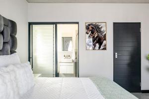 Cozy Waterfall Apartment near Mall of Africa