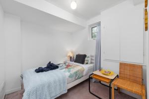 Semi-Private Townhouse - 3 Bedrooms, 4 beds, Free Parking, Wifi, Netflix, - Hosted by Matthew