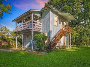 9 Mins to Downtown, Full Kitchen, KingBed, Balcony
