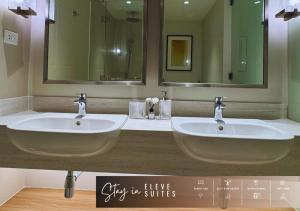 Eleve Suites Family Room - Sleeps 5 Pool Access