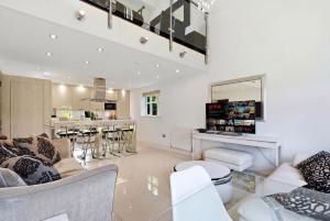 Upmarket 3 bed Luxury penthouse. Private Gated