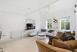 Upmarket 3 bed Luxury penthouse. Private Gated