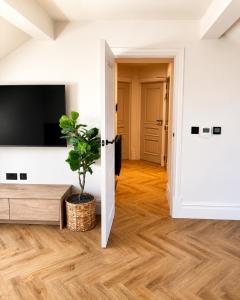 East Parade Collection, The Penthouse