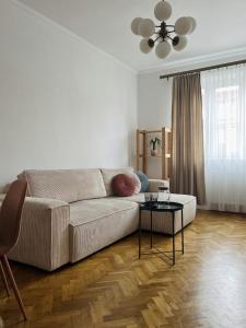 Útulný 2-izbový apartmán s balkónom v centre mesta