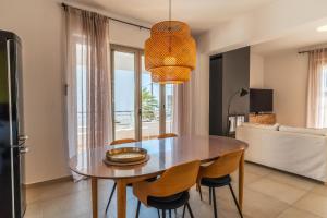 Villa Gagra - Villa by the Sea with a Private Pool