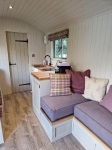 Aldwark Bridge Glamping - Shepherds Hut