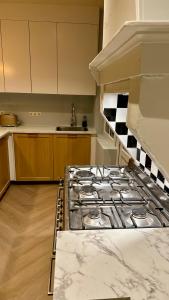 Villa Westerstraat, Cozy Beachside Getaway with Sauna, outside area and parking spot