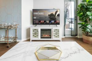 Bright Downtown 1BR Dedicated Workspace 55 TV
