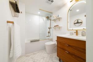 Bright Downtown 1BR Dedicated Workspace 55 TV