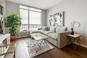 Bright Downtown 1BR Dedicated Workspace 55 TV