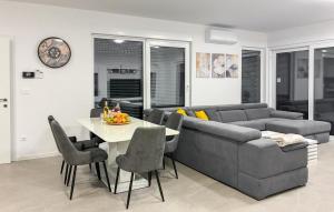 Lovely Home In Milcetici