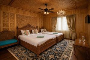 Floating Luxury Group Of Houseboats