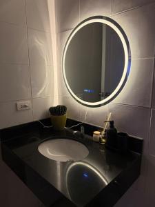 Modern lounge 2BR Pool & Netflix Near airport