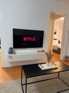 Modern lounge 2BR Pool & Netflix Near airport