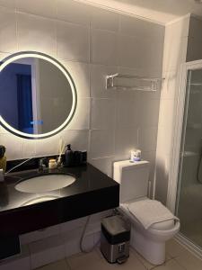 Modern lounge 2BR Pool & Netflix Near airport