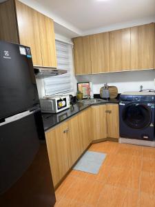 Modern lounge 2BR Pool & Netflix Near airport