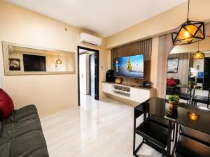 Executive 1-Bedroom Sea View Balcony AEON Towers Fast WiFi