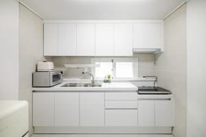 Sweet Home Stay near Sinchon & Ewha station - 3 Bedrooms & 4 Queen Beds, Max 8
